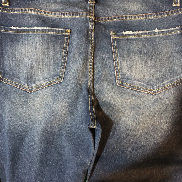 EUC Women’s Time and Tru Jean Capris - Picture 4 of 4